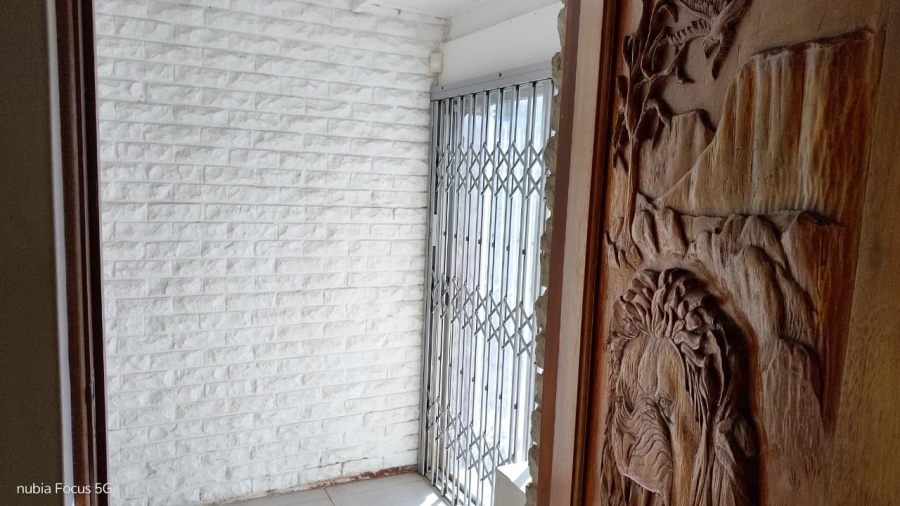 To Let 4 Bedroom Property for Rent in Wavecrest Eastern Cape